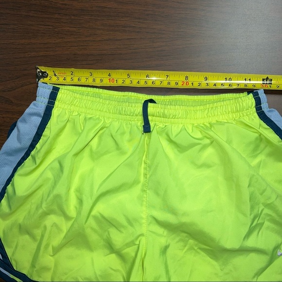 20 Girls Nike Dri Fit Running shorts - Picture 4 of 7
